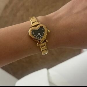 Gold Heart-Shaped Women’s Watch with Black Dial Elegant Bracelet